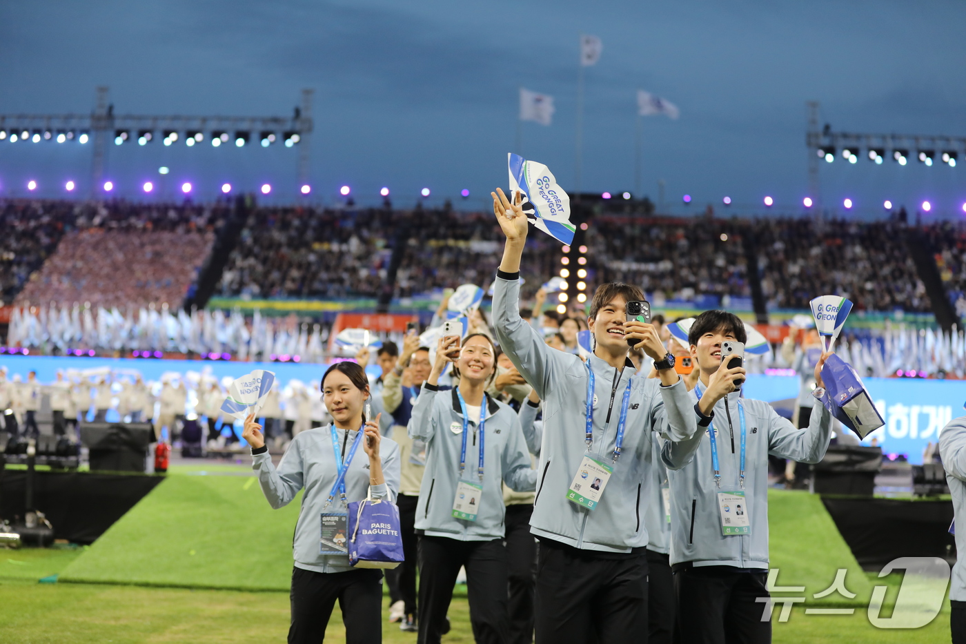 (제주=뉴스1) 홍수영 기자 = 16일 오후 제주 서귀포시 법환동 제주월드컵경기장에서 열린 제107회 전국체육대회 개회식에서 경기도 선수단이 입장하고 있다. 2026.10.16/뉴 …