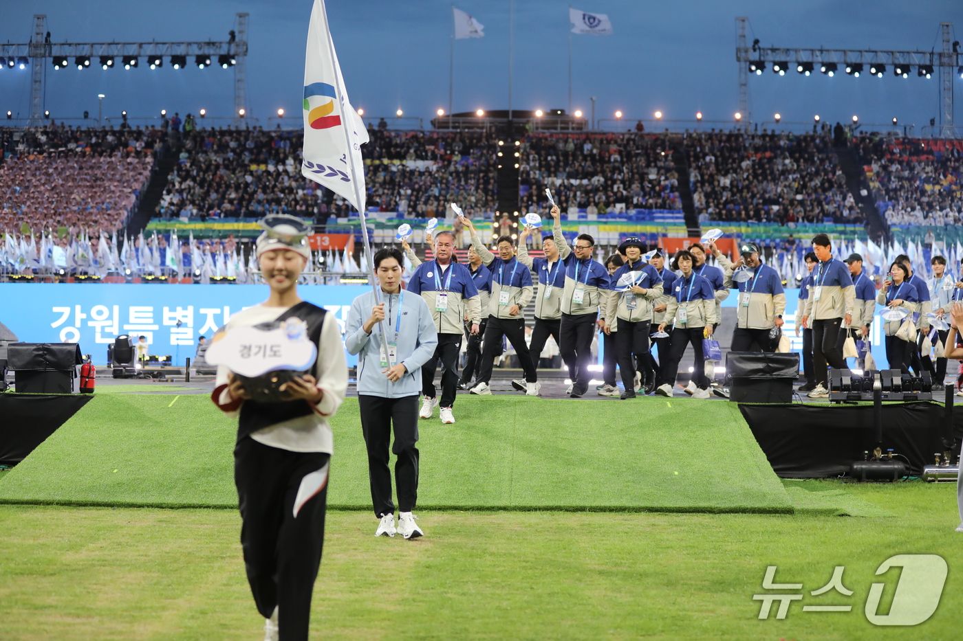 (제주=뉴스1) 홍수영 기자 = 16일 오후 제주 서귀포시 법환동 제주월드컵경기장에서 열린 제107회 전국체육대회 개회식에서 경기도 선수단이 입장하고 있다. 2026.10.16/뉴 …