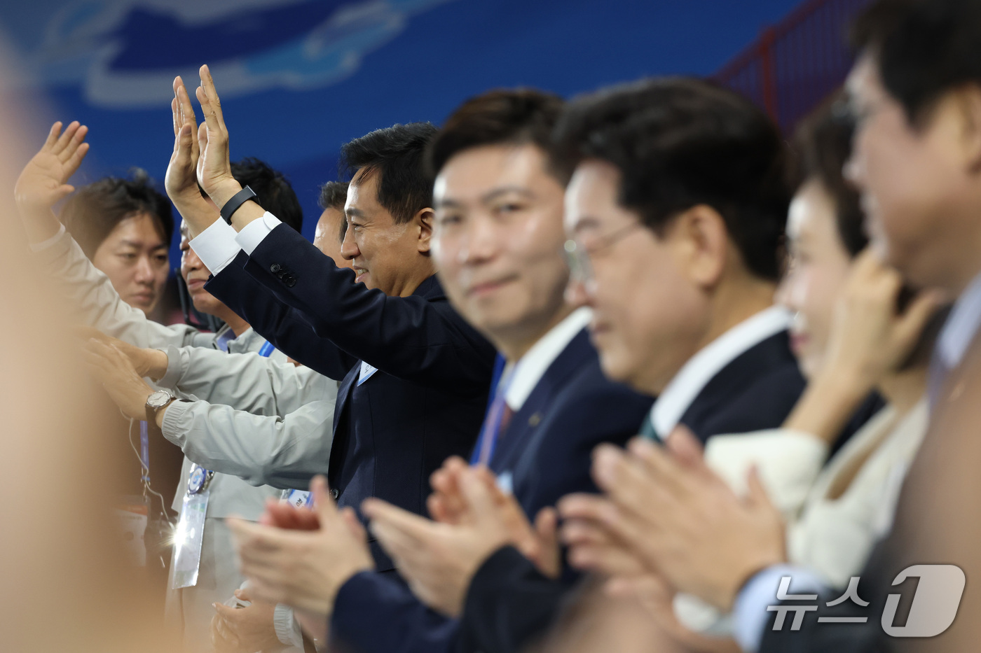 (제주=뉴스1) 이재명 기자 = 오세훈 서울시장이 16일 제주 서귀포시 제주월드컵경기장에서 열린 제107회 전국체육대회 개회식에서 입장하는 선수단을 향해 인사하고 있다. 2026. …