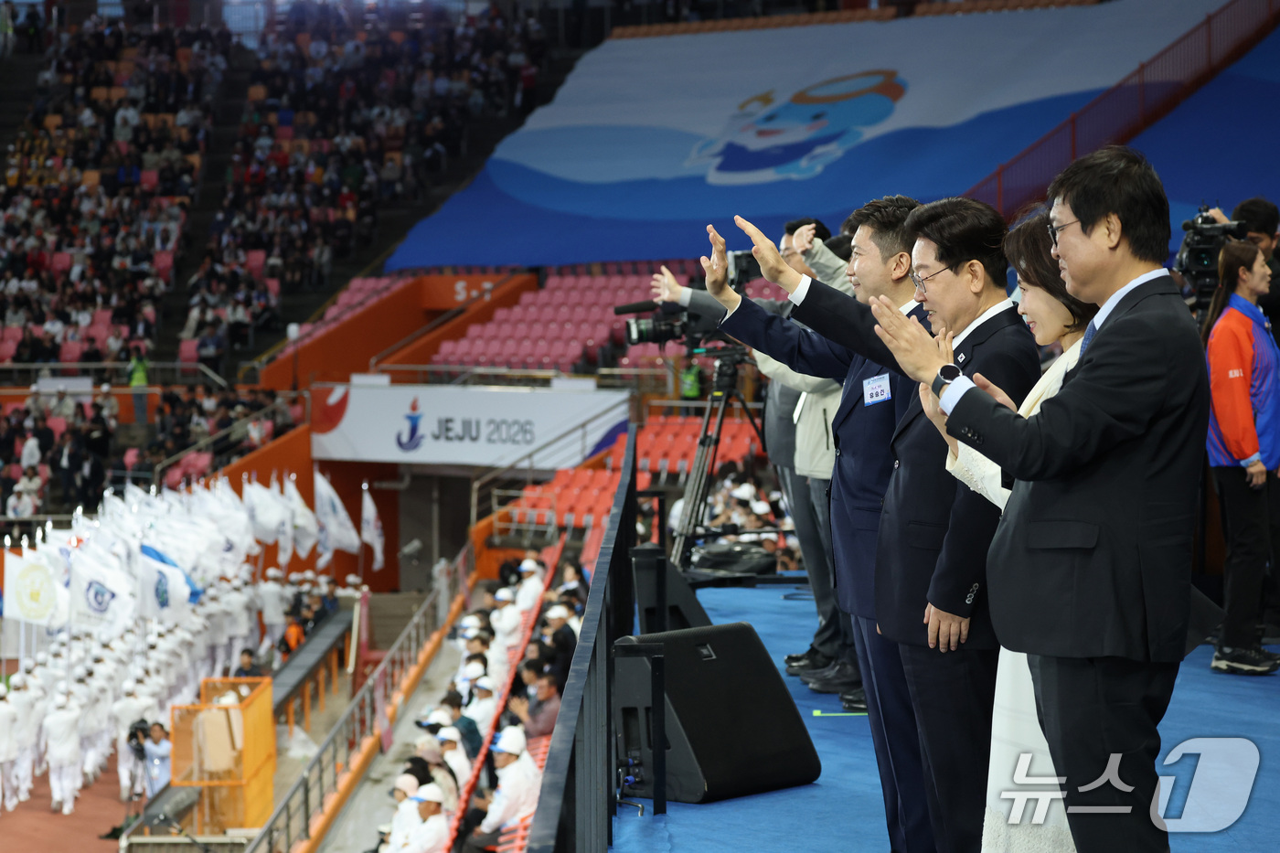 (제주=뉴스1) 이재명 기자 = 이재명 대통령이16일 제주 서귀포시 제주월드컵경기장에서 열린 제107회 전국체육대회 개회식에서 입장하는 선수단을 향해 인사하고 있다. 2026.10 …
