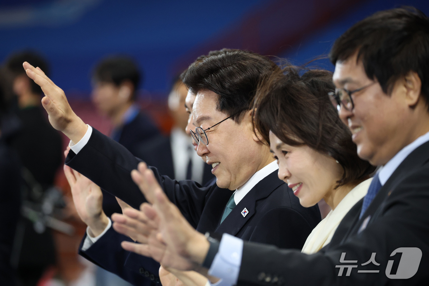(제주=뉴스1) 이재명 기자 = 이재명 대통령과 김혜경 여사가 16일 제주 서귀포시 제주월드컵경기장에서 열린 제107회 전국체육대회 개회식에서 입장하는 선수단을 향해 인사하고 있다 …