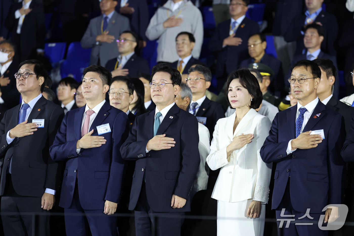 (제주=뉴스1) 이재명 기자 = 이재명 대통령과 김혜경 여사가 16일 제주 서귀포시 제주월드컵경기장에서 열린 제107회 전국체육대회 개회식에서 국기에 경례하고 있다.왼쪽부터 최휘영 …