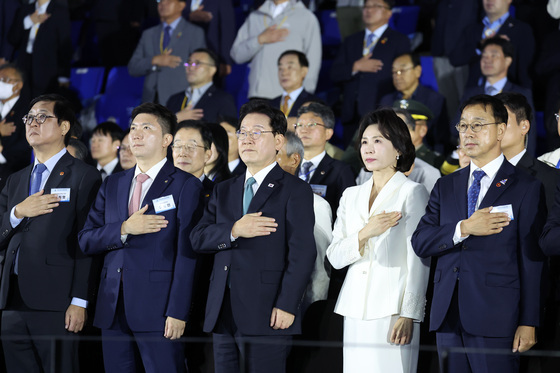 국기에 경례하는 이재명 대통령