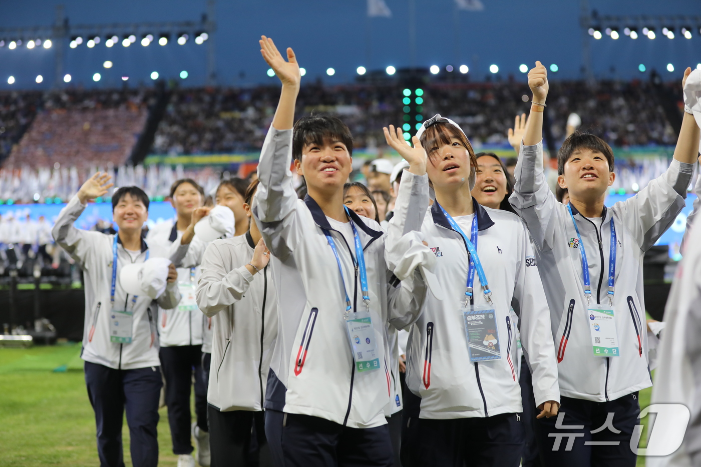 (제주=뉴스1) 홍수영 기자 = 16일 오후 제주 서귀포시 법환동 제주월드컵경기장에서 열린 제107회 전국체육대회 개회식에서 서울특별시 선수단이 입장하고 있다. 2026.10.16 …