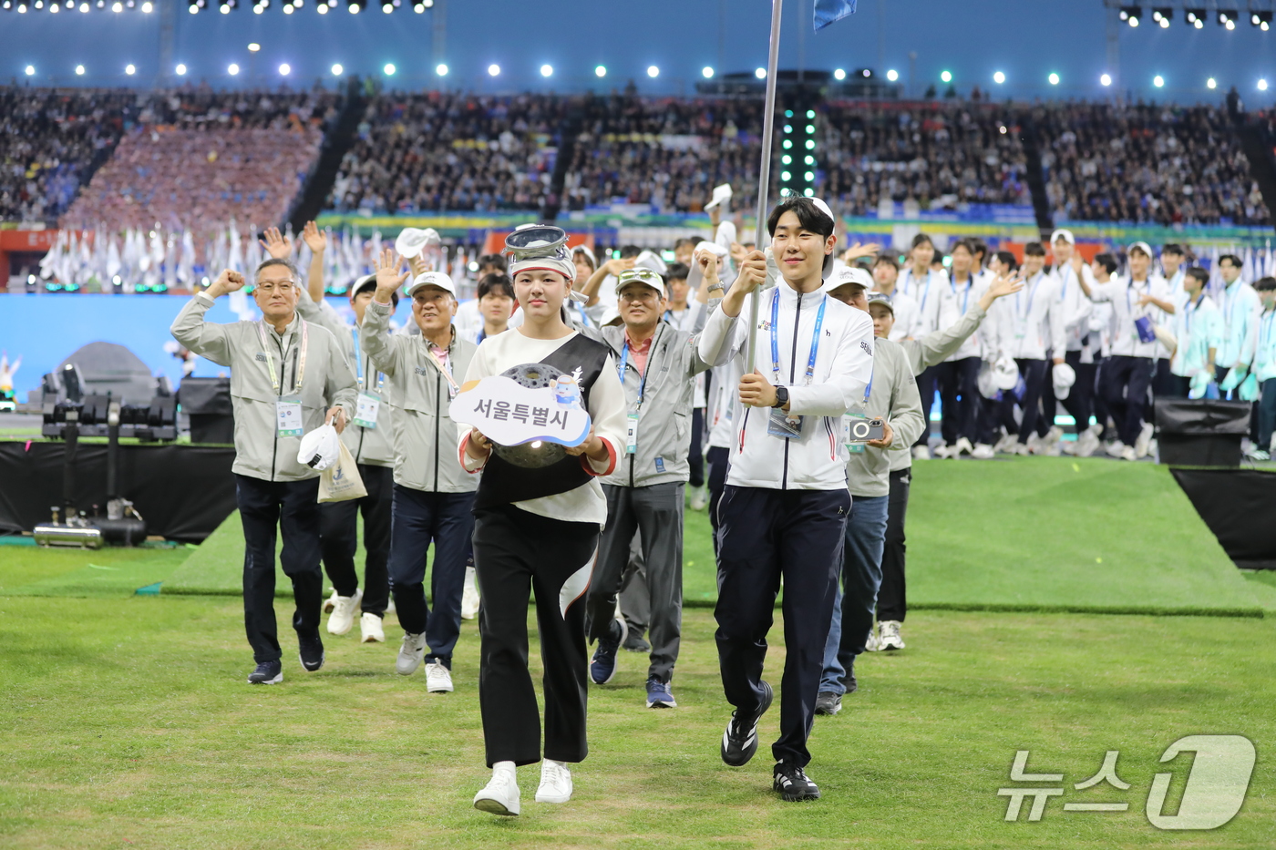 (제주=뉴스1) 홍수영 기자 = 16일 오후 제주 서귀포시 법환동 제주월드컵경기장에서 열린 제107회 전국체육대회 개회식에서 서울특별시 선수단이 입장하고 있다. 2026.10.16 …