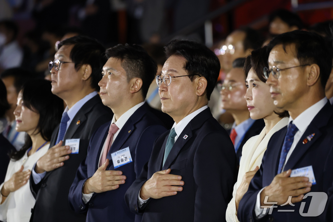 (제주=뉴스1) 이재명 기자 = 이재명 대통령이 16일 제주 서귀포시 제주월드컵경기장에서 열린 제107회 전국체육대회 개회식에서 국기에 경례하고 있다. 2026.10.16/뉴스1