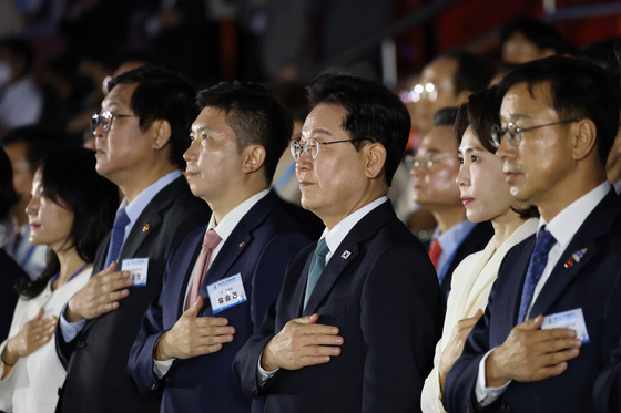 국기에 경례하는 이재명 대통령