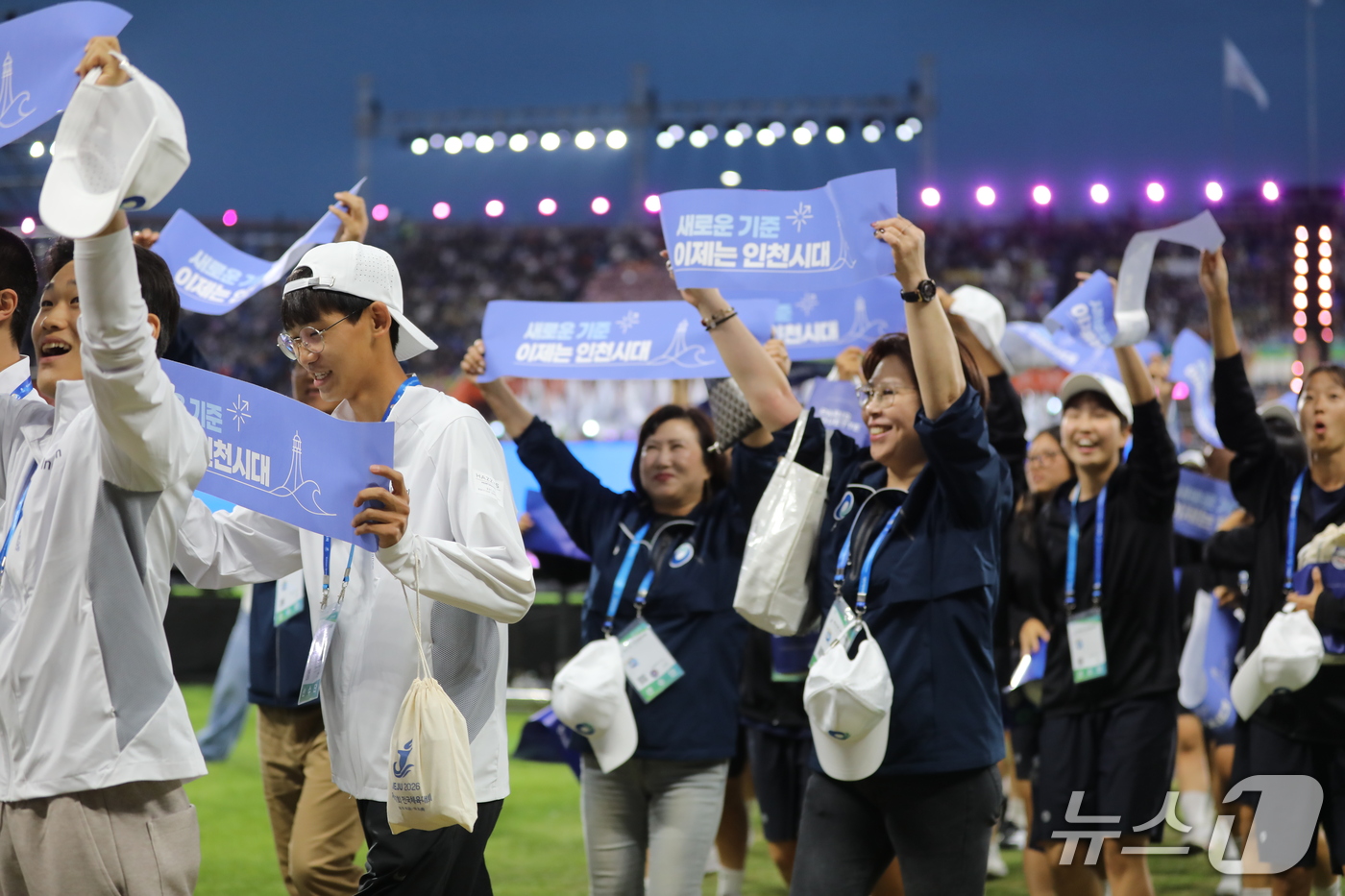 (제주=뉴스1) 홍수영 기자 = 16일 오후 제주 서귀포시 법환동 제주월드컵경기장에서 열린 제107회 전국체육대회 개회식에서 인천광역시 선수단이 입장하고 있다. 2026.10.16 …