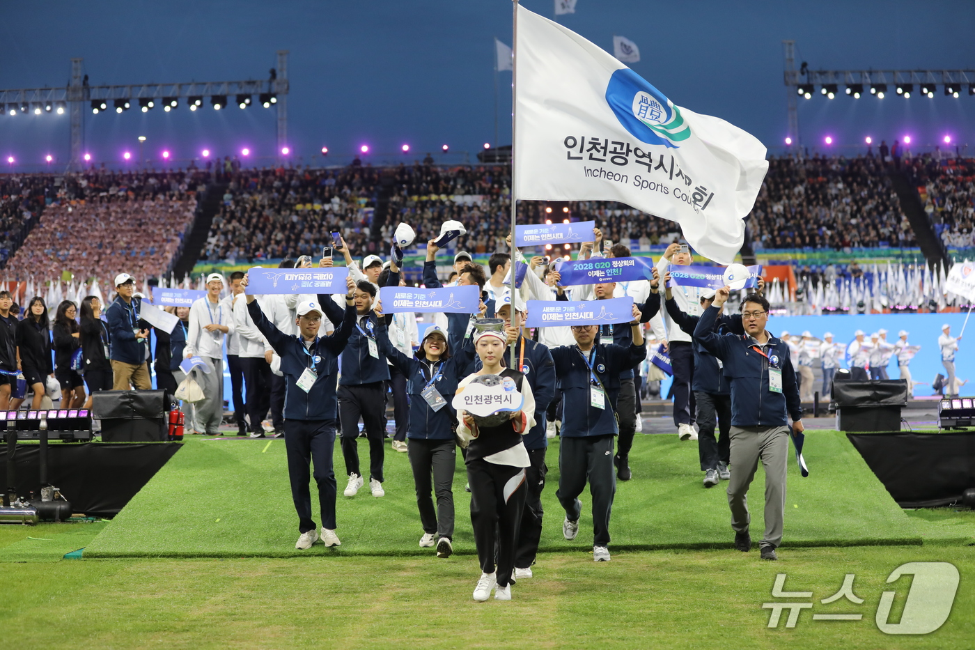 (제주=뉴스1) 홍수영 기자 = 16일 오후 제주 서귀포시 법환동 제주월드컵경기장에서 열린 제107회 전국체육대회 개회식에서 인천광역시 선수단이 입장하고 있다. 2026.10.16 …