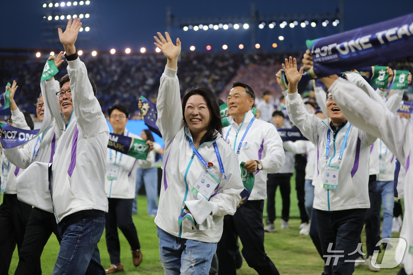 (제주=뉴스1) 홍수영 기자 = 16일 오후 제주 서귀포시 법환동 제주월드컵경기장에서 열린 제107회 전국체육대회 개회식에서 충청북도 선수단이 입장하고 있다. 2026.10.16/ …