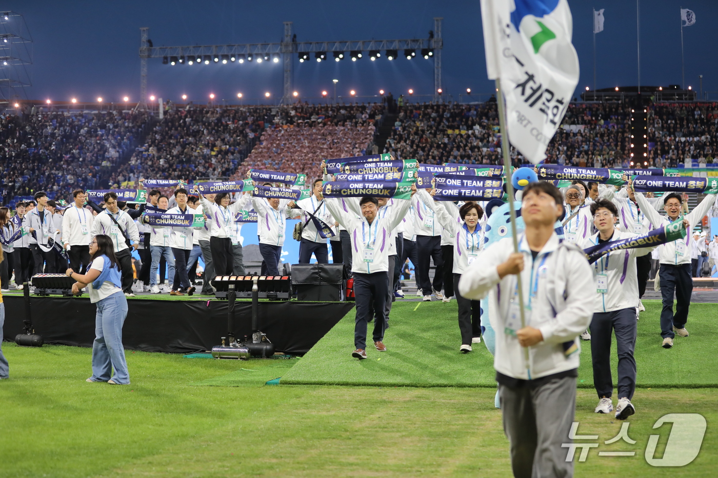 (제주=뉴스1) 홍수영 기자 = 16일 오후 제주 서귀포시 법환동 제주월드컵경기장에서 열린 제107회 전국체육대회 개회식에서 충청북도 선수단이 입장하고 있다. 2026.10.16/ …