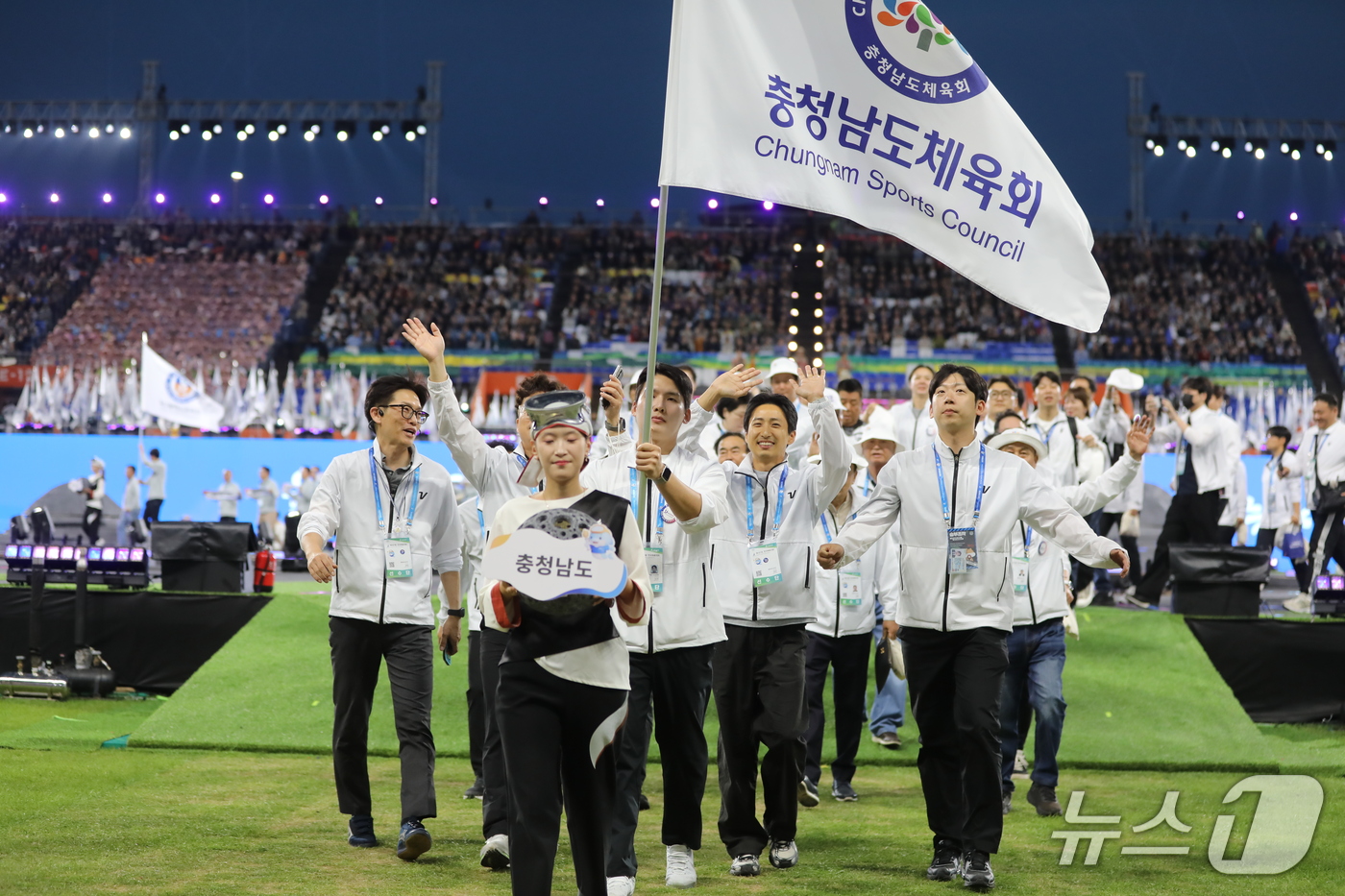 (제주=뉴스1) 홍수영 기자 = 16일 오후 제주 서귀포시 법환동 제주월드컵경기장에서 열린 제107회 전국체육대회 개회식에서 충청남도 선수단이 입장하고 있다. 2026.10.16/ …