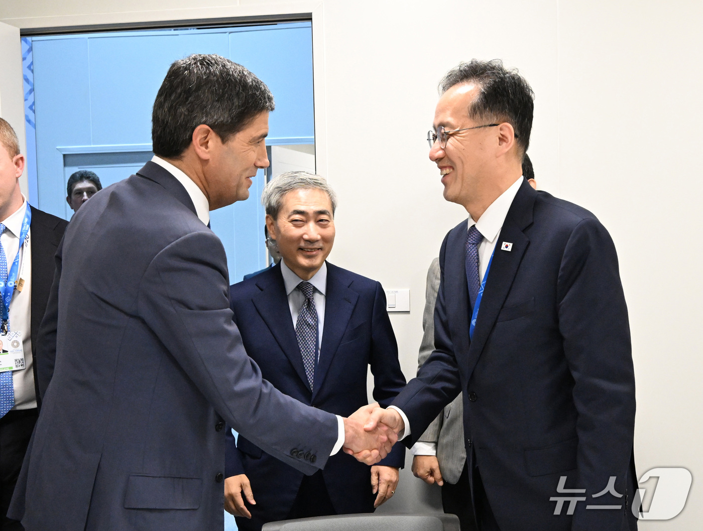 (서울=뉴스1) = 이형일 경제부총리 겸 재정경제부 장관이 16일(현지시간) 태국 방콕 퀸시리낏 컨벤션센터에서 열린 '한-미 재무통화당국 2+2 면담'에 참석해 캐빈 워시 미국 연 …