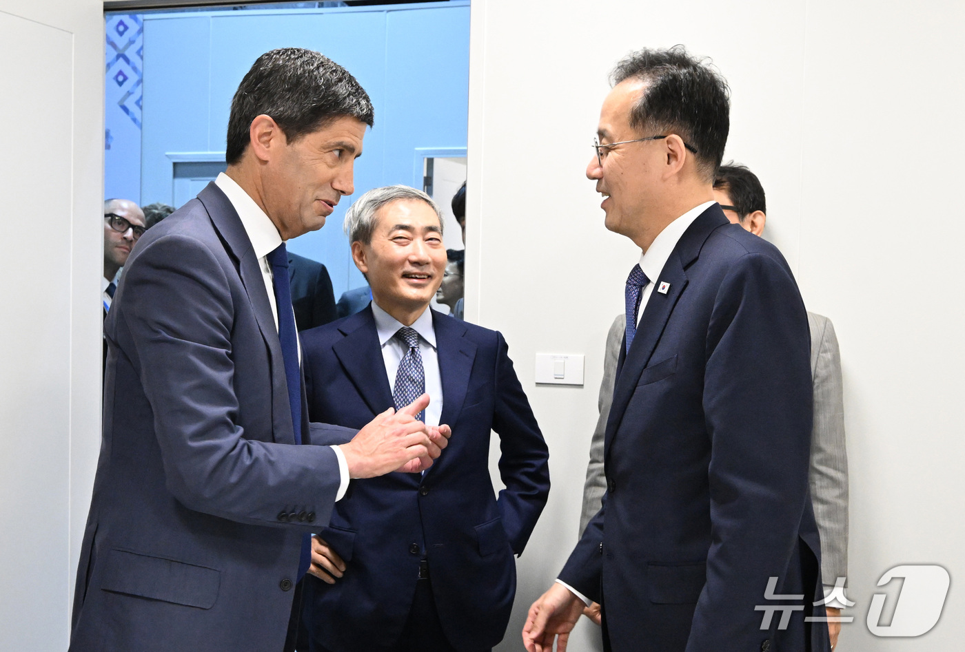 (서울=뉴스1) = 이형일 경제부총리 겸 재정경제부 장관이 16일(현지시간) 태국 방콕 퀸시리낏 컨벤션센터에서 열린 '한-미 재무통화당국 2+2 면담'에 참석해 캐빈 워시 미국 연 …