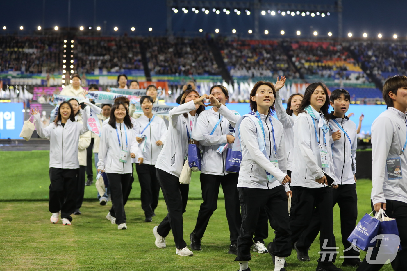 (제주=뉴스1) 홍수영 기자 = 16일 오후 제주 서귀포시 법환동 제주월드컵경기장에서 열린 제107회 전국체육대회 개회식에서 세종특별자치시 선수단이 입장하고 있다. 2026.10. …