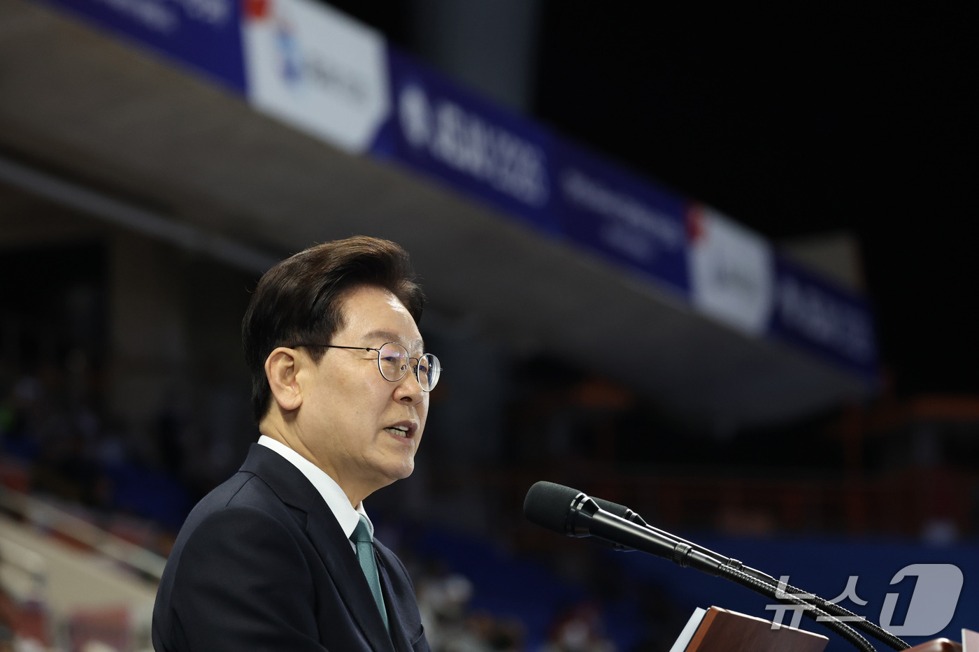(제주=뉴스1) 이재명 기자 = 이재명 대통령이 16일 제주 서귀포시 제주월드컵경기장에서 열린 제107회 전국체육대회 개회식에서 기념사를 하고 있다. 2026.10.16/뉴스1