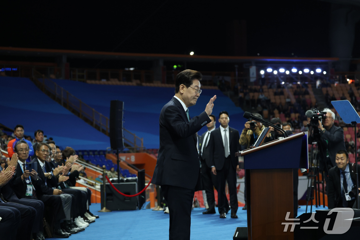 (제주=뉴스1) 이재명 기자 = 이재명 대통령이 16일 제주 서귀포시 제주월드컵경기장에서 열린 제107회 전국체육대회 개회식에서 인사하고 있다. 2026.10.16/뉴스1