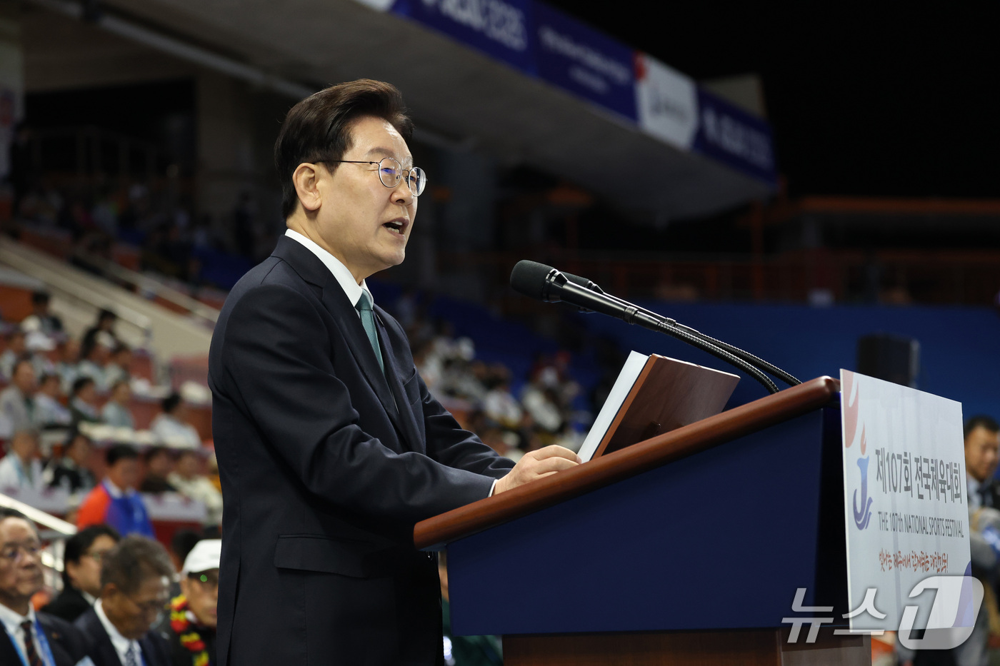 (제주=뉴스1) 이재명 기자 = 이재명 대통령이 16일 제주 서귀포시 제주월드컵경기장에서 열린 제107회 전국체육대회 개회식에서 기념사를 하고 있다. 2026.10.16/뉴스1