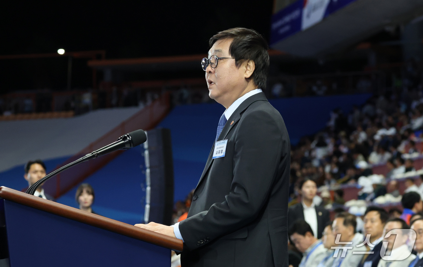 (제주=뉴스1) 이재명 기자 = 최휘영 문화체육관광부 장관이 16일 제주 서귀포시 제주월드컵경기장에서 열린 제107회 전국체육대회 개회식에서 개회선언을 하고 있다. 2026.10. …