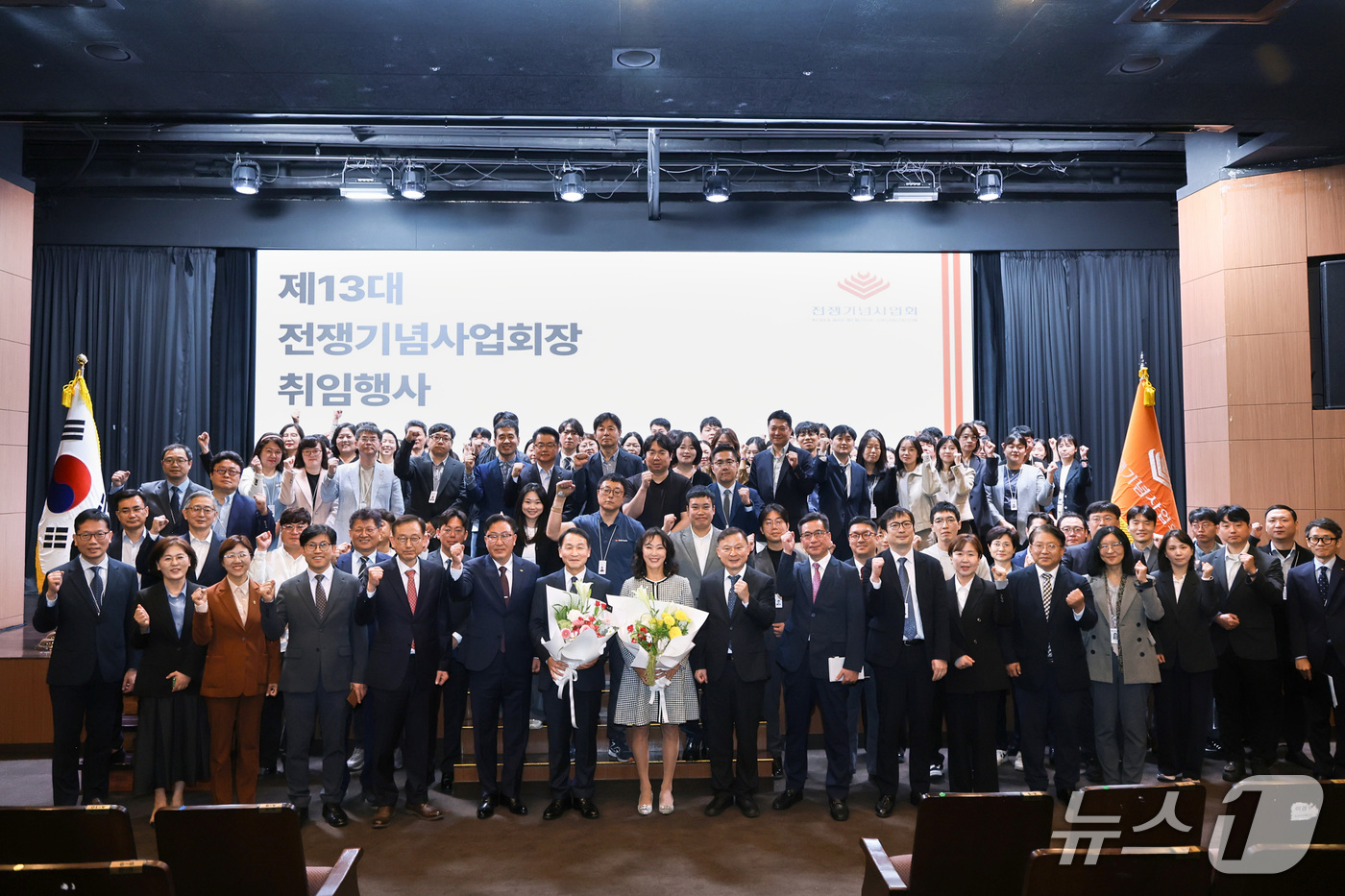 (서울=뉴스1) = 김현종 신임 전쟁기념사업회장이 16일 서울 용산구 전쟁기념관에서 열린 취임식에서 직원들과 기념촬영을 하고 있다. (전쟁기념사업회 제공. 재판매 및 DB 금지) …