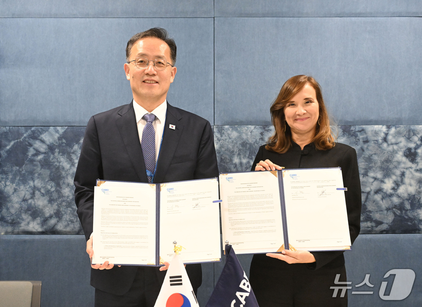(서울=뉴스1) = 이형일 경제부총리 겸 재정경제부 장관이 16일(현지시간) 태국 방콕 퀸시리낏 컨벤션센터(QSNCC)에서 히셀라 산체스 중남미경제통합은행(CABEI) 총재와 면담 …