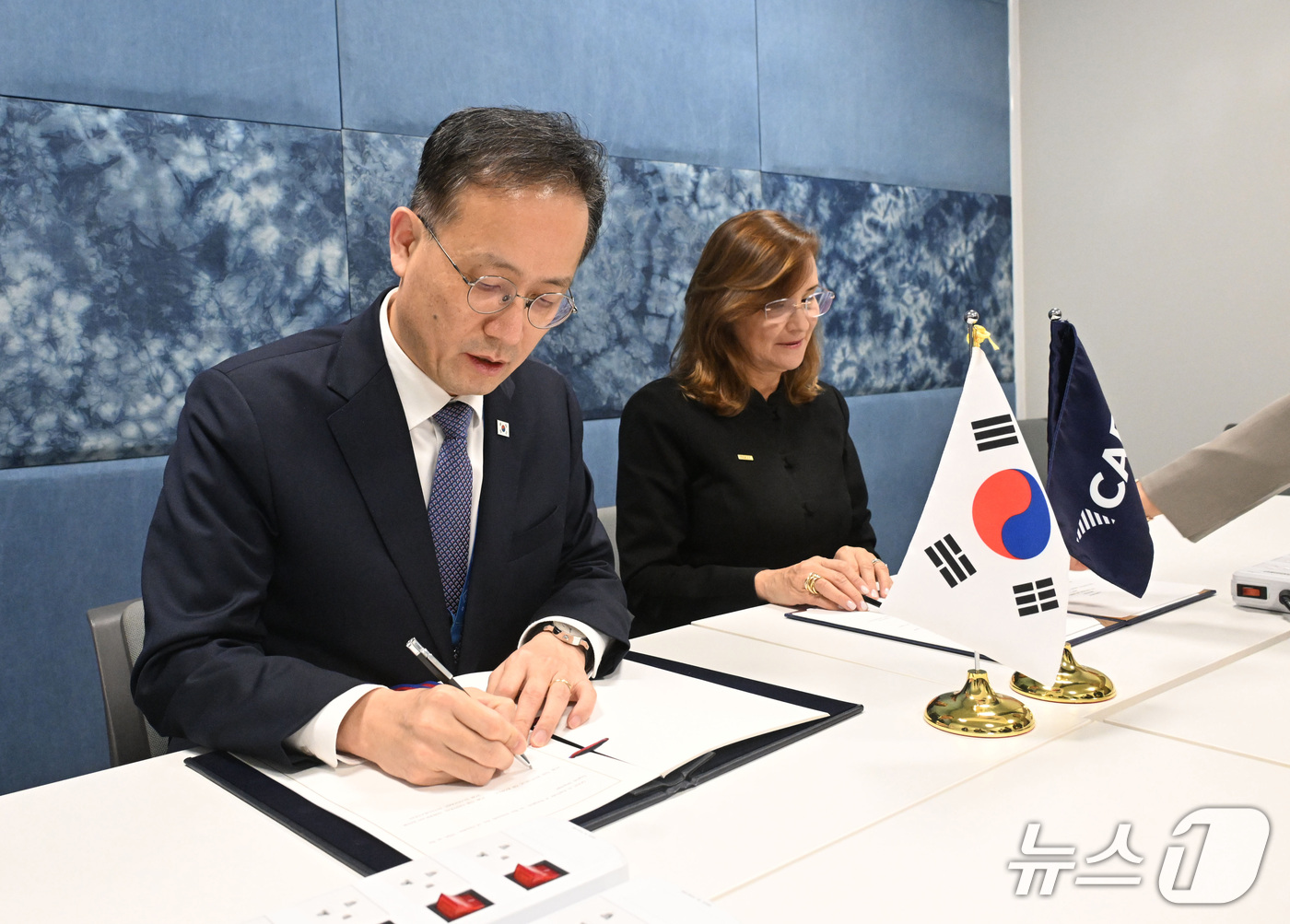 (서울=뉴스1) = 이형일 경제부총리 겸 재정경제부 장관이 16일(현지시간) 태국 방콕 퀸시리낏 컨벤션센터(QSNCC)에서 히셀라 산체스 중남미경제통합은행(CABEI) 총재와 면담 …