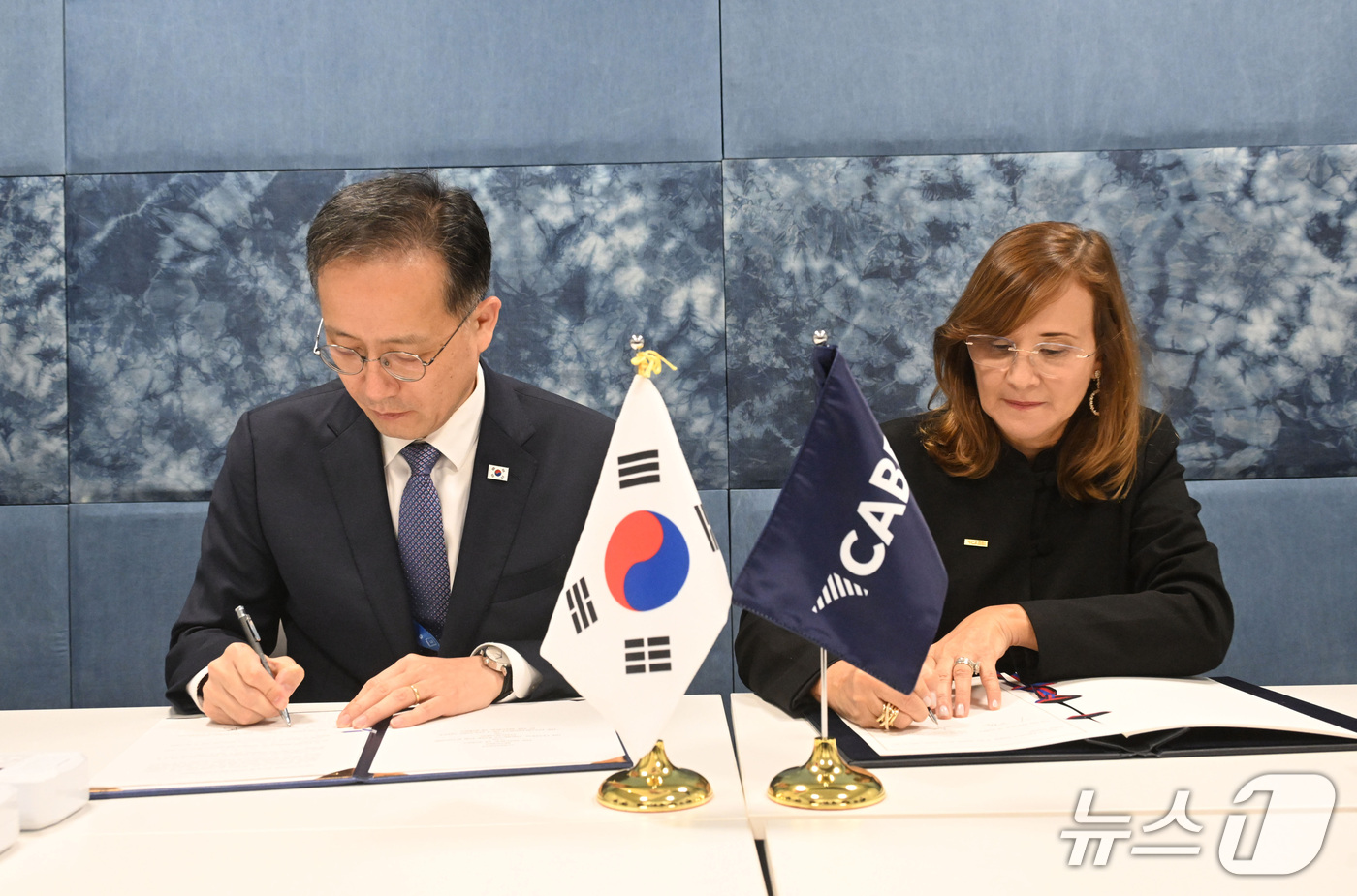 (서울=뉴스1) = 이형일 경제부총리 겸 재정경제부 장관이 16일(현지시간) 태국 방콕 퀸시리낏 컨벤션센터(QSNCC)에서 히셀라 산체스 중남미경제통합은행(CABEI) 총재와 면담 …