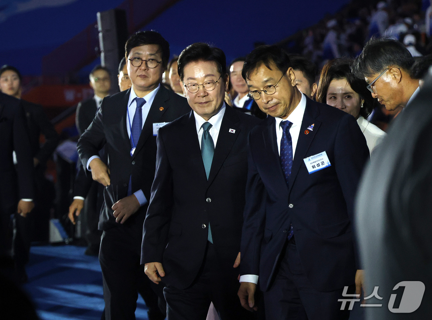 (제주=뉴스1) 이재명 기자 = 이재명 대통령이 16일 제주 서귀포시 제주월드컵경기장에서 열린 제107회 전국체육대회 개회식을 마친 뒤 이동하고 있다. 2026.10.16/뉴스1