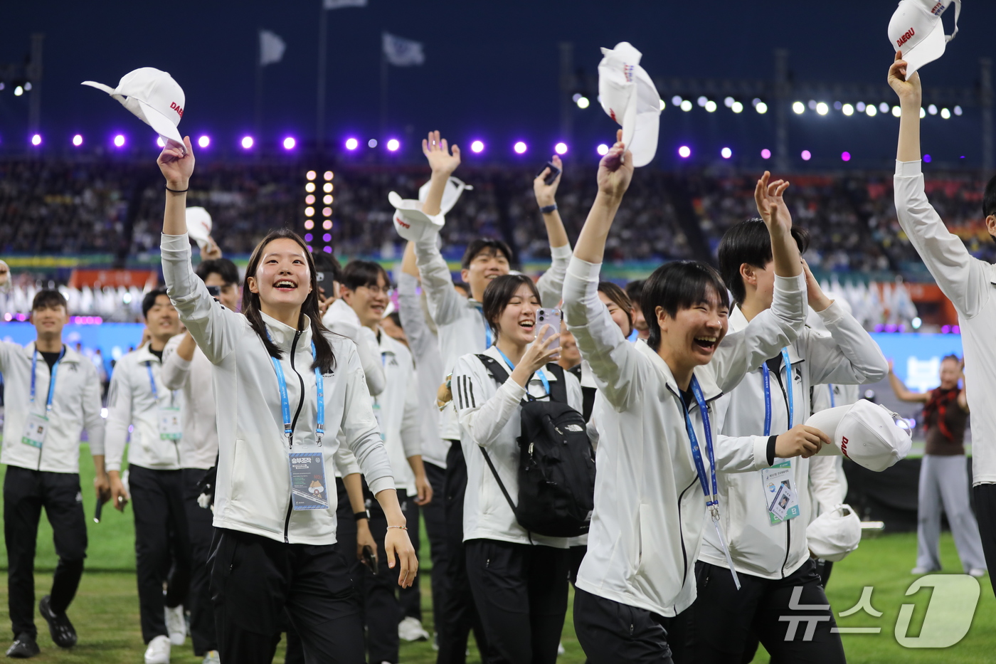 (제주=뉴스1) 홍수영 기자 = 16일 오후 제주 서귀포시 법환동 제주월드컵경기장에서 열린 제107회 전국체육대회 개회식에서 대구광역시 선수단이 입장하고 있다. 2026.10.16 …