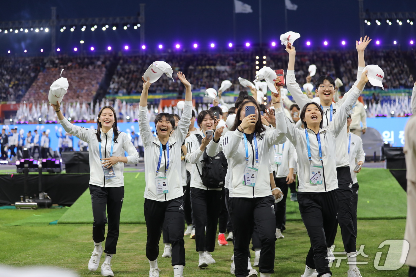 (제주=뉴스1) 홍수영 기자 = 16일 오후 제주 서귀포시 법환동 제주월드컵경기장에서 열린 제107회 전국체육대회 개회식에서 대구광역시 선수단이 입장하고 있다. 2026.10.16 …