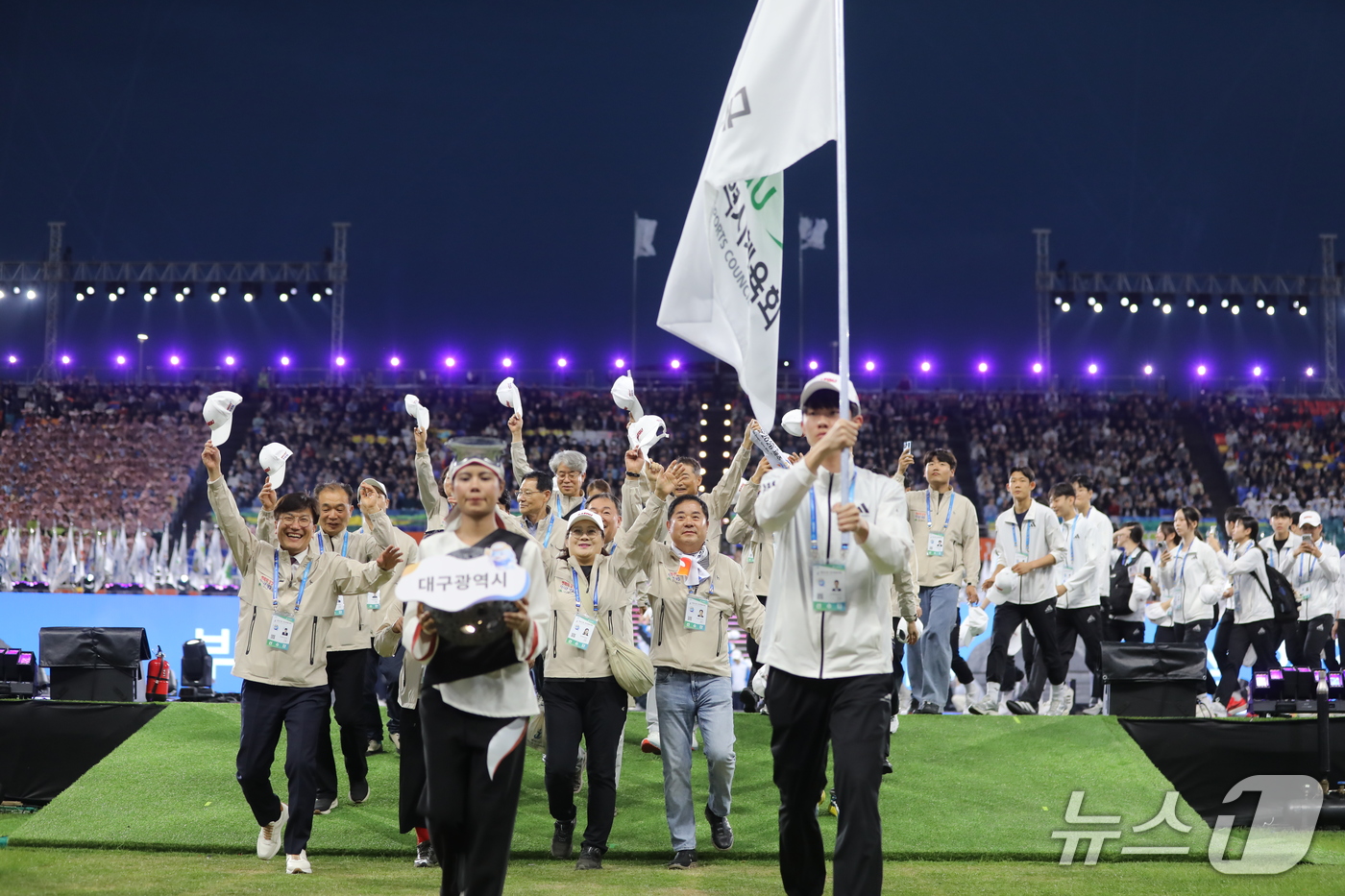 (제주=뉴스1) 홍수영 기자 = 16일 오후 제주 서귀포시 법환동 제주월드컵경기장에서 열린 제107회 전국체육대회 개회식에서 대구광역시 선수단이 입장하고 있다. 2026.10.16 …
