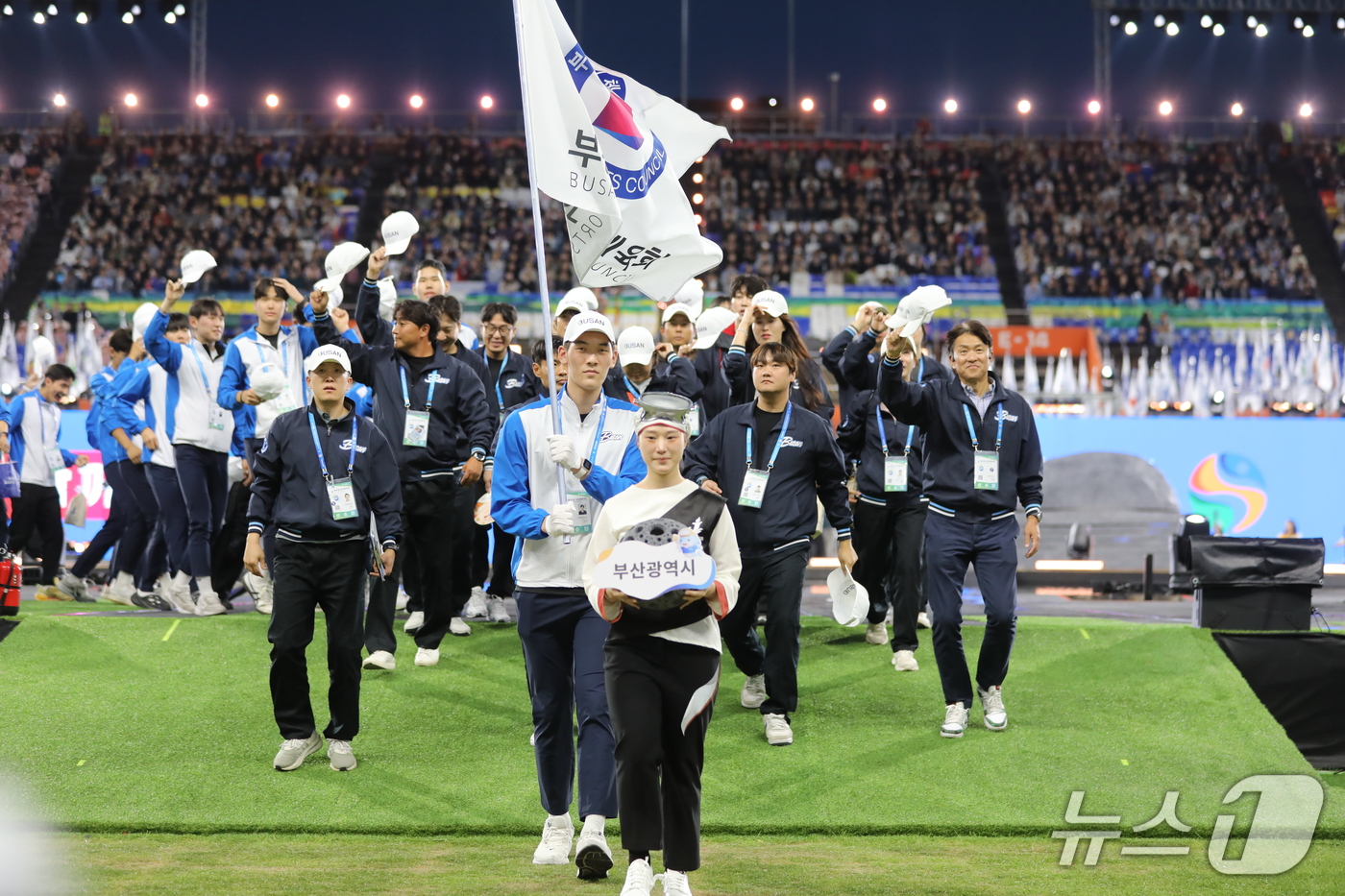 (제주=뉴스1) 홍수영 기자 = 16일 오후 제주 서귀포시 법환동 제주월드컵경기장에서 열린 제107회 전국체육대회 개회식에서 부산광역시 선수단이 입장하고 있다. 2026.10.16 …