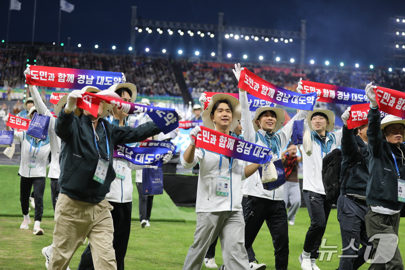 (제주=뉴스1) 홍수영 기자 = 16일 오후 제주 서귀포시 법환동 제주월드컵경기장에서 열린 제107회 전국체육대회 개회식에서 경상남도 선수단이 입장하고 있다. 2026.10.16/ …
