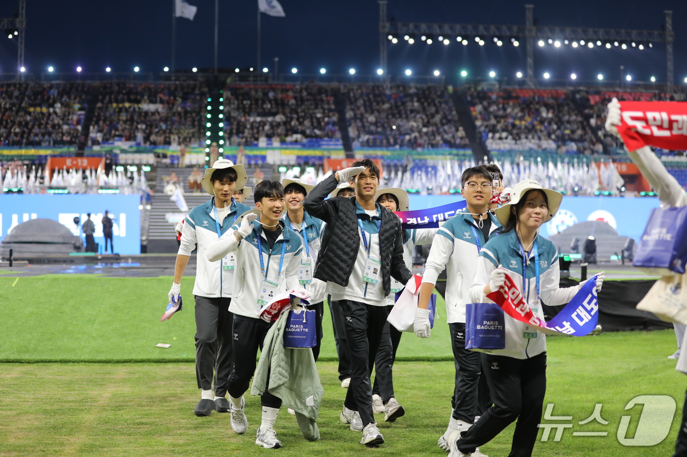 (제주=뉴스1) 홍수영 기자 = 16일 오후 제주 서귀포시 법환동 제주월드컵경기장에서 열린 제107회 전국체육대회 개회식에서 경상남도 선수단이 입장하고 있다. 2026.10.16/ …