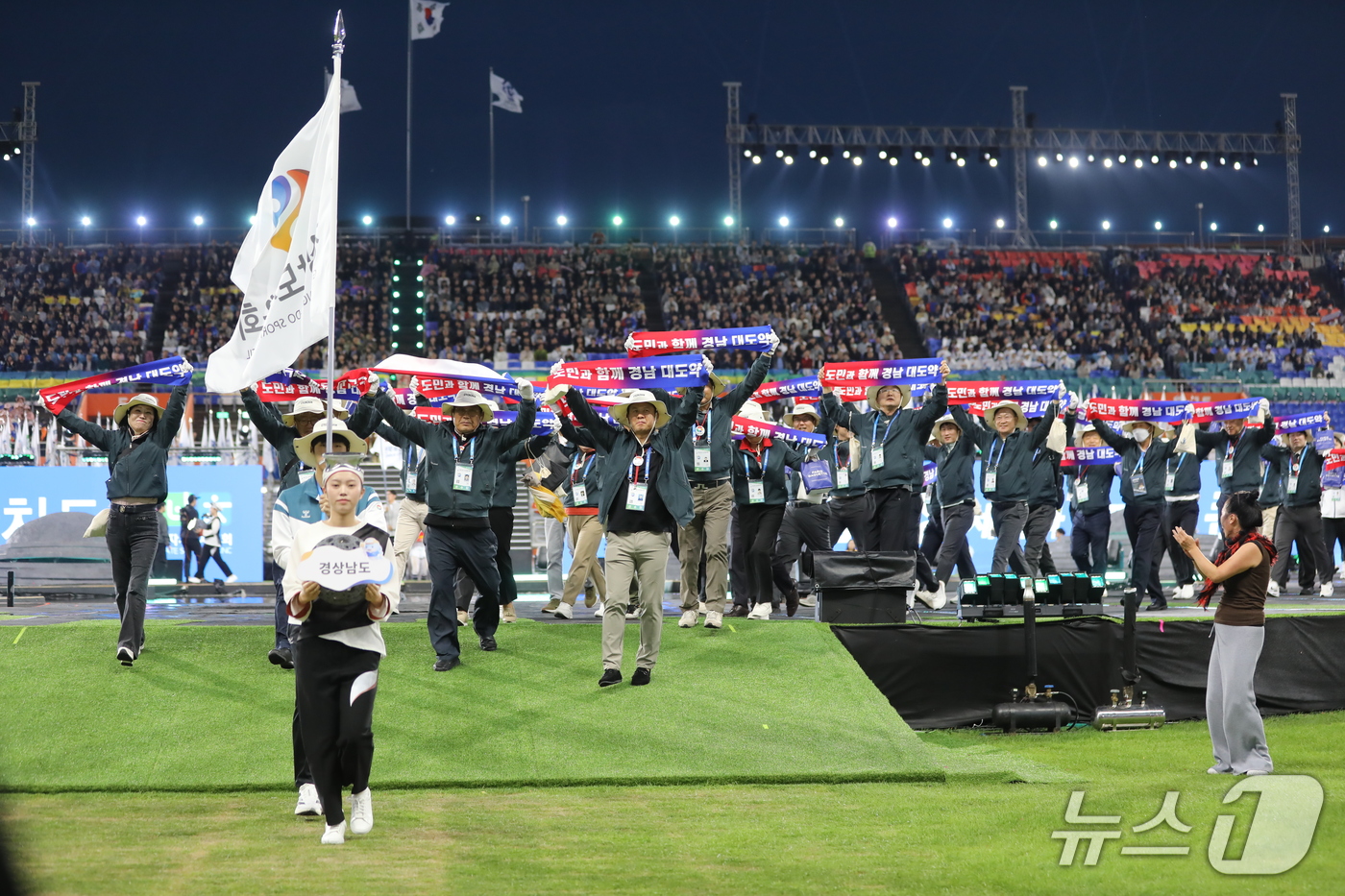 (제주=뉴스1) 홍수영 기자 = 16일 오후 제주 서귀포시 법환동 제주월드컵경기장에서 열린 제107회 전국체육대회 개회식에서 경상남도 선수단이 입장하고 있다. 2026.10.16/ …