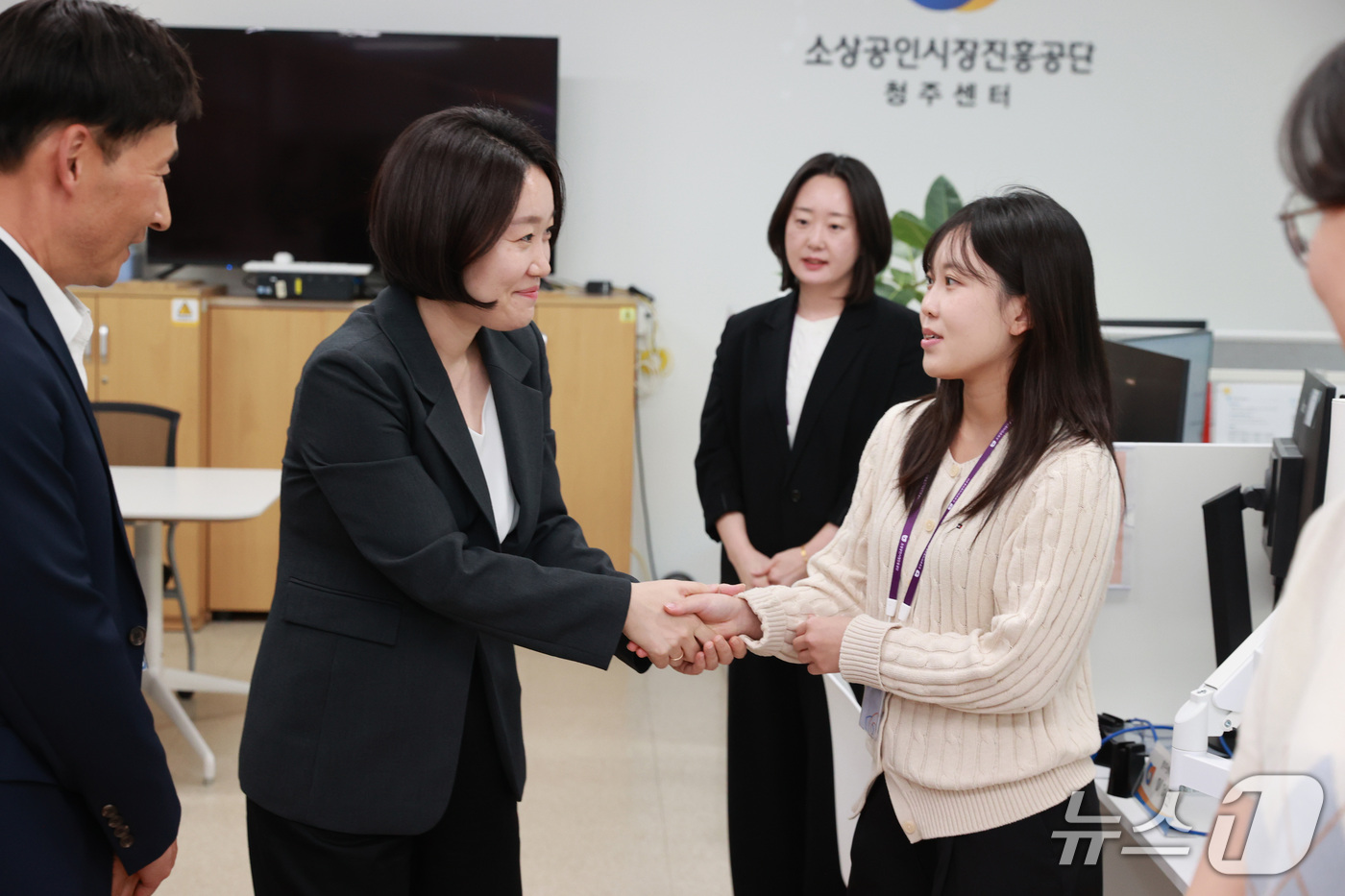 (서울=뉴스1) = 이소영 중소벤처기업부 장관이 16일 충청북도 청주시 소상공인 새출발 지원센터를 방문해 상담사들과 인사하고 있다. (중소벤처기업부 제공. 재판매 및 DB 금지) …