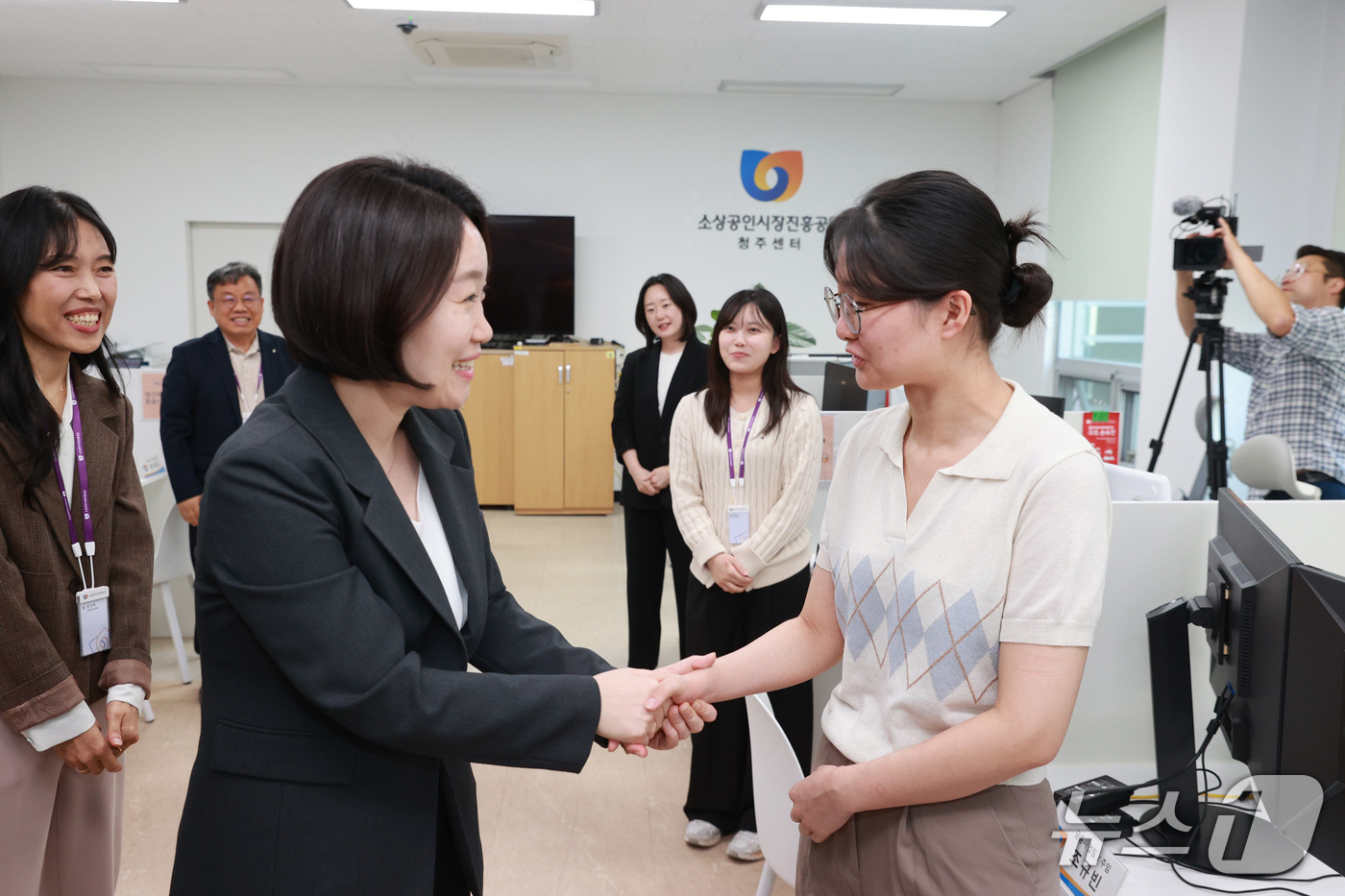 (서울=뉴스1) = 이소영 중소벤처기업부 장관이 16일 충청북도 청주시 소상공인 새출발 지원센터를 방문해 상담사들과 인사하고 있다. (중소벤처기업부 제공. 재판매 및 DB 금지) …