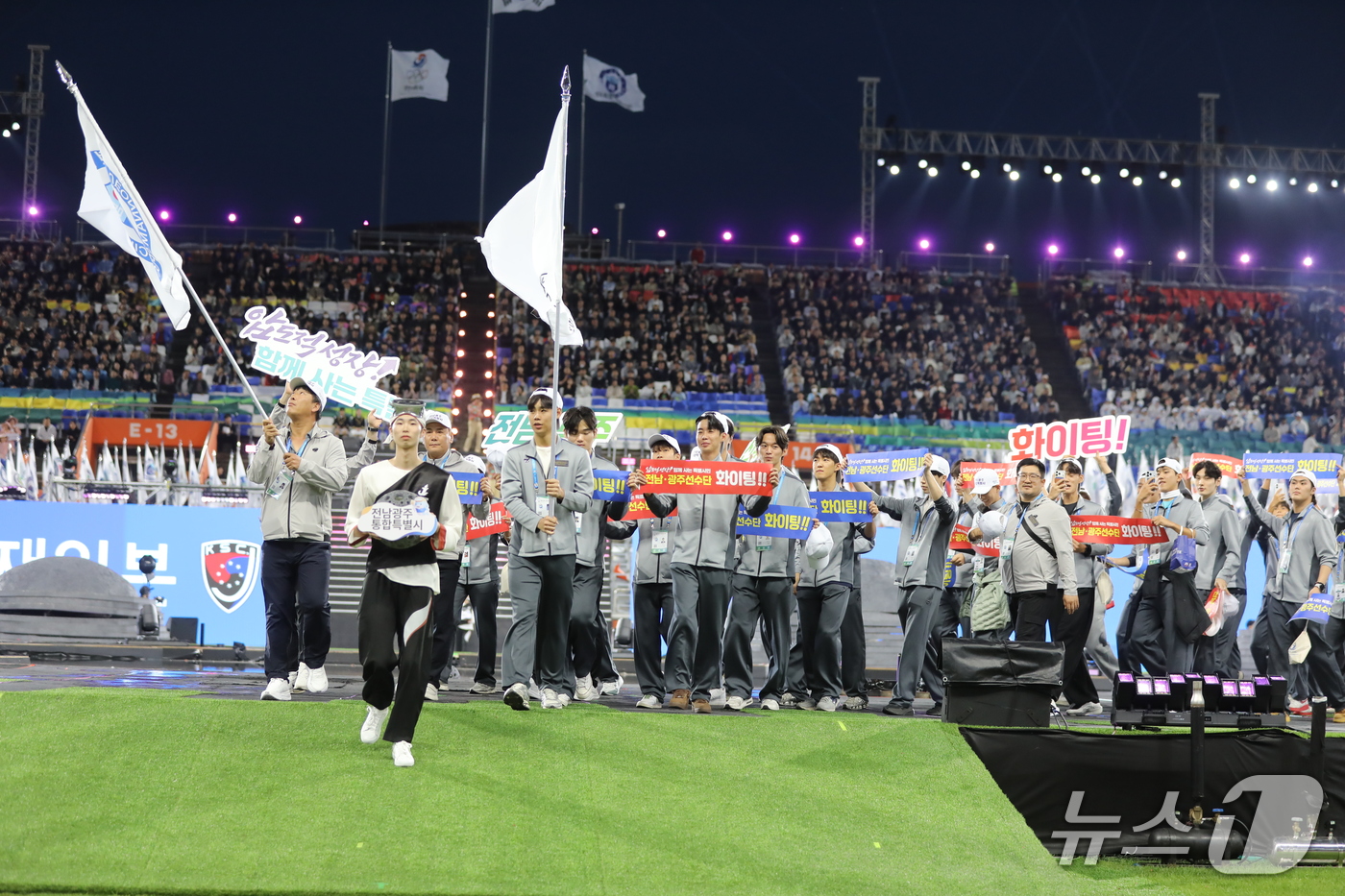 (제주=뉴스1) 홍수영 기자 = 16일 오후 제주 서귀포시 법환동 제주월드컵경기장에서 열린 제107회 전국체육대회 개회식에서 전남광주특별시 선수단이 입장하고 있다. 2026.10. …