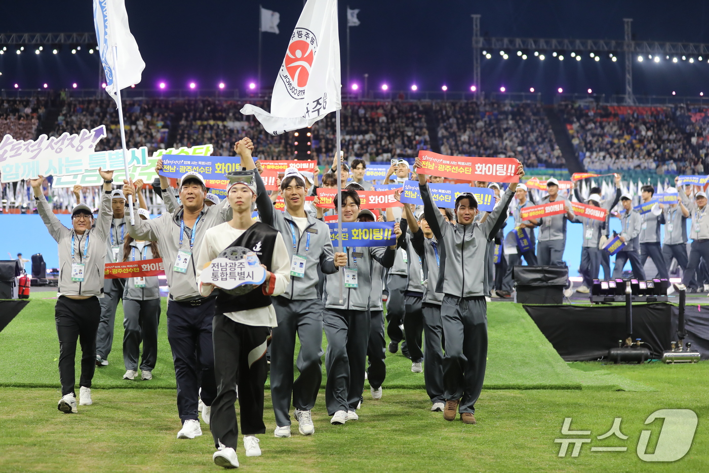 (제주=뉴스1) 홍수영 기자 = 16일 오후 제주 서귀포시 법환동 제주월드컵경기장에서 열린 제107회 전국체육대회 개회식에서 전남광주특별시 선수단이 입장하고 있다. 2026.10. …