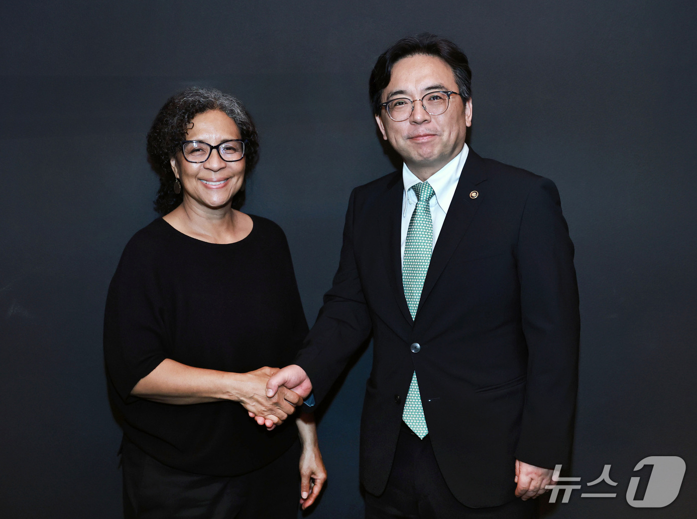 (서울=뉴스1) = 박정성 산업통상부 통상교섭본부장이 16일 서울에서 메릴린 스트릭랜드 미국 하원의원과 면담에 앞서 기념촬영을 하고 있다. (산업통상부 제공. 재판매 및 DB 금지 …