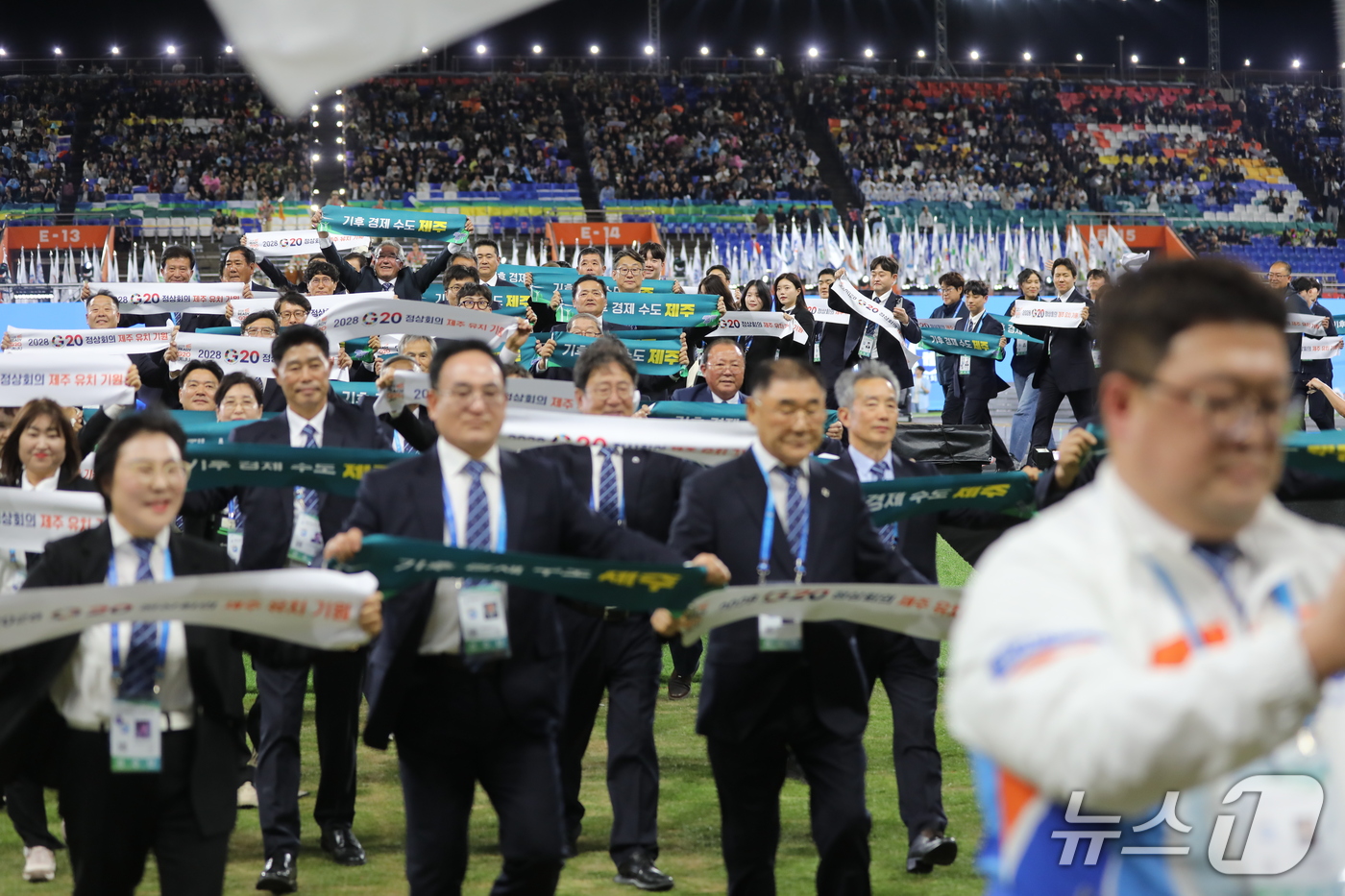 (제주=뉴스1) 홍수영 기자 = 16일 오후 제주 서귀포시 법환동 제주월드컵경기장에서 열린 제107회 전국체육대회 개회식에서 제주특별자치도 선수단이 입장하고 있다. 2026.10. …