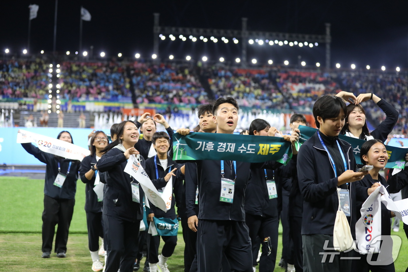 (제주=뉴스1) 홍수영 기자 = 16일 오후 제주 서귀포시 법환동 제주월드컵경기장에서 열린 제107회 전국체육대회 개회식에서 제주특별자치도 선수단이 입장하고 있다. 2026.10. …