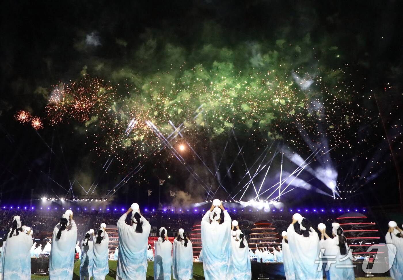 (서귀포=뉴스1) 홍수영 기자 = 16일 오후 제주 서귀포시 법환동 제주월드컵경기장에서 열린 제107회 전국체육대회 개회식에서 성화 점화와 동시에 축포가 터지고 있다. 2026.1 …