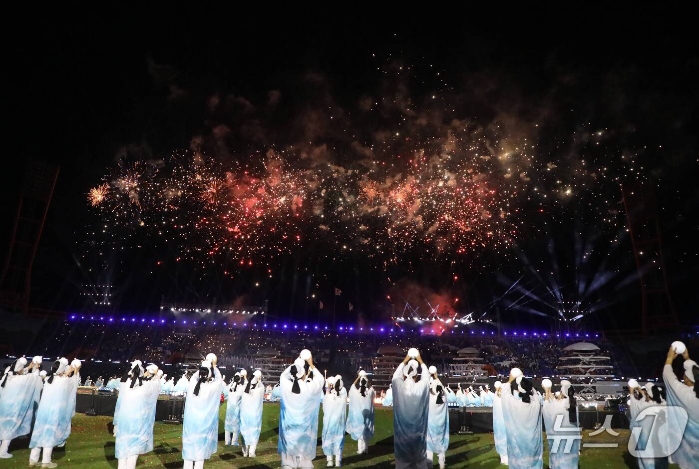(서귀포=뉴스1) 홍수영 기자 = 16일 오후 제주 서귀포시 법환동 제주월드컵경기장에서 열린 제107회 전국체육대회 개회식에서 성화 점화와 동시에 축포가 터지고 있다. 2026.1 …
