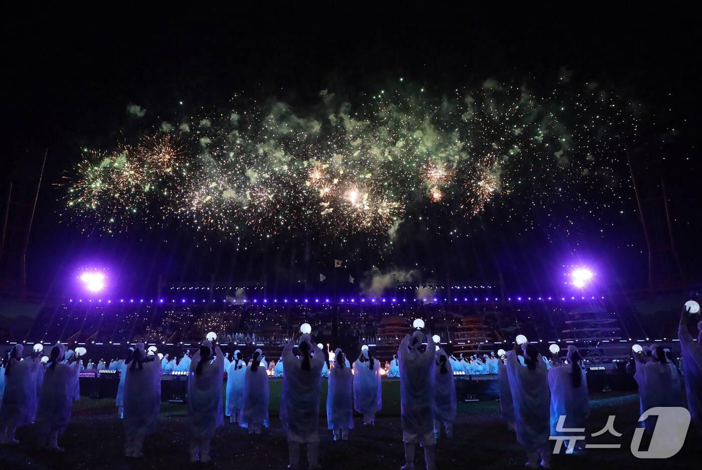 (서귀포=뉴스1) 홍수영 기자 = 16일 오후 제주 서귀포시 법환동 제주월드컵경기장에서 열린 제107회 전국체육대회 개회식에서 성화 점화와 동시에 축포가 터지고 있다. 2026.1 …