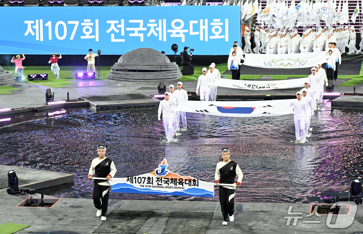 (서울=뉴스1) 박지혜 기자 = 16일 제주 서귀포시 제주월드컵경기장에서 제107회 전국체육대회 개회식이 진행되고 있다. (문화체육관광부 제공. 재판매 및 DB 금지) 2026.1 …