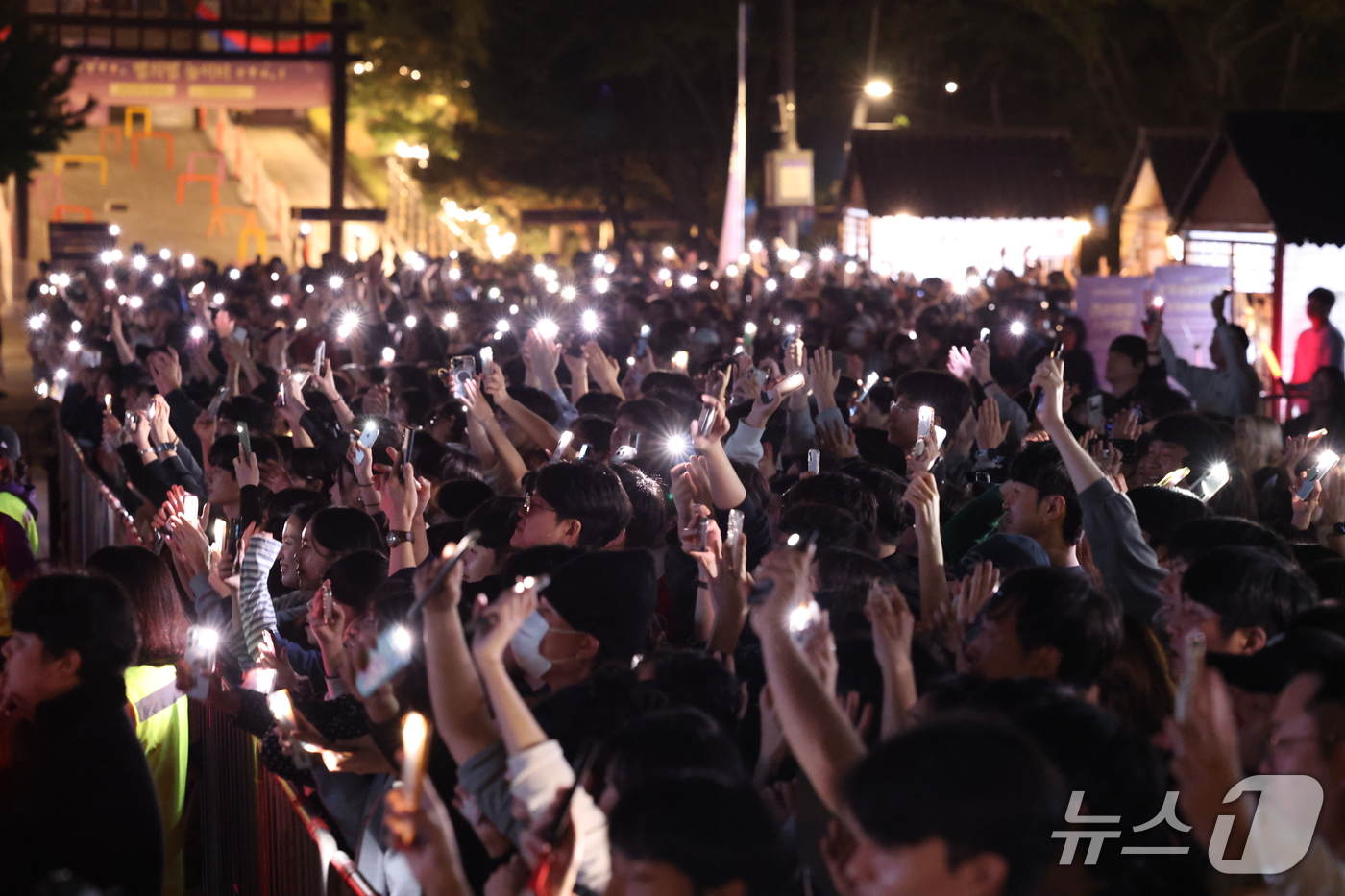(서울=뉴스1) = 16일 서울 관악구에서 ‘2026 관악강감찬축제’가 진행됐다. 청년 드림 콘서트 현장을 찾은 시민들이 무대 공연을 관람하며 축제의 열기를 함께 즐기고 있다. ( …