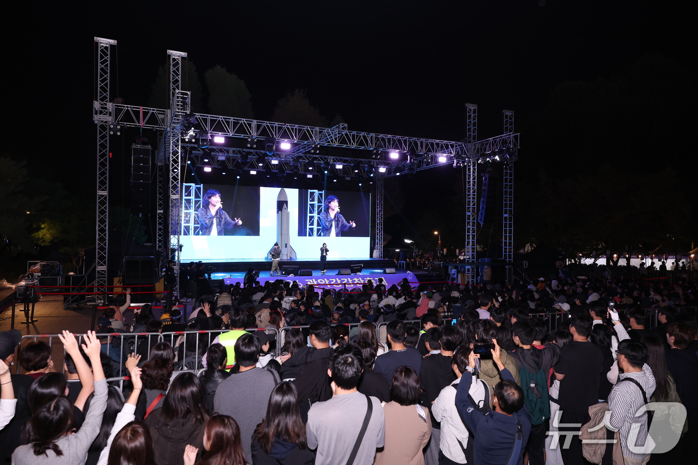 (서울=뉴스1) = 16일 서울 관악구에서 ‘2026 관악강감찬축제’가 진행됐다. 청년 드림 콘서트에서 서울 소재 5개 대학 힙합동아리가 무대에 올라 축제를 찾은 시민들에게 다채로 …