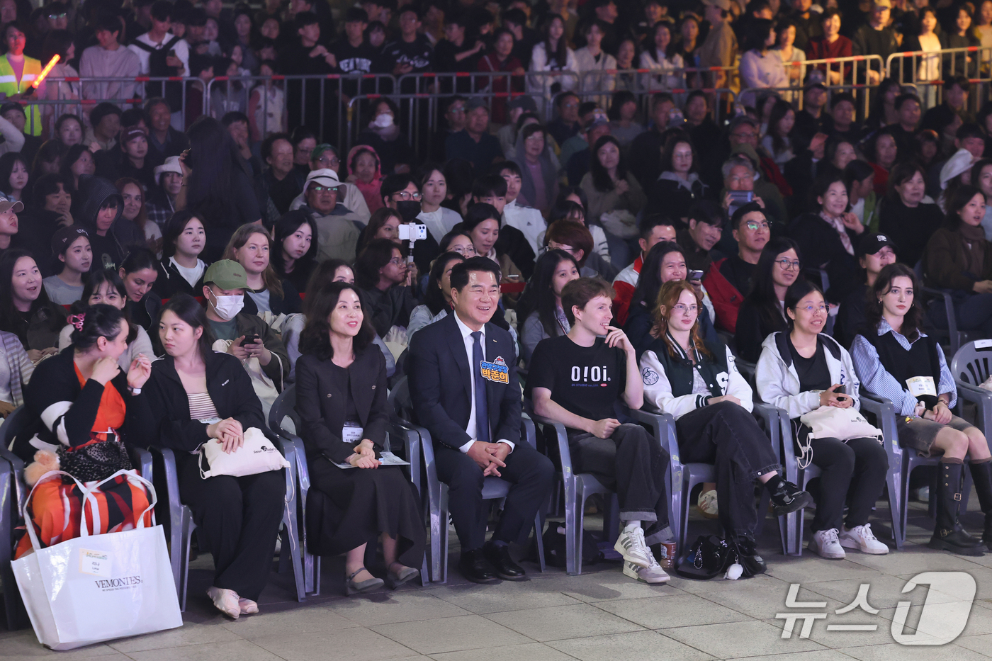 (서울=뉴스1) = 16일 서울 관악구에서 ‘2026 관악강감찬축제’가 진행됐다. 박준희 관악구청장이 ‘청년 드림 콘서트’ 현장에서 서울 소재 대학 힙합동아리와 다이나믹듀오 등이 …