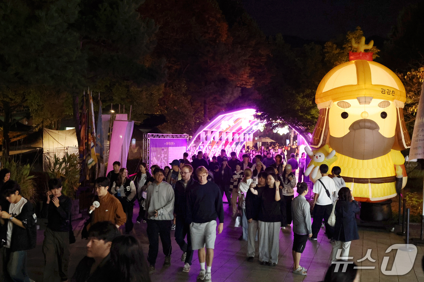 (서울=뉴스1) = 16일 서울 관악구 낙성대공원 일대에서 진행된 ‘2026 관악강감찬축제’의 공연과 체험 프로그램을 즐기려는 시민들로 활기를 띠고 있다. 축제는 18일까지 이어진 …